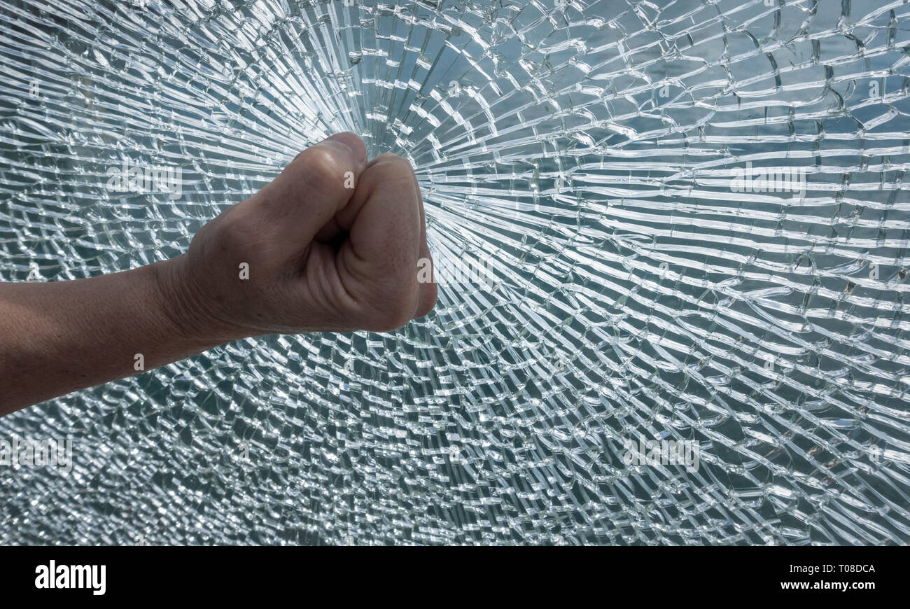 Poing sur la fenêtre brisée. Notion de droit, de rage, de colère, de frustration, de vandalisme... Banque D'Images