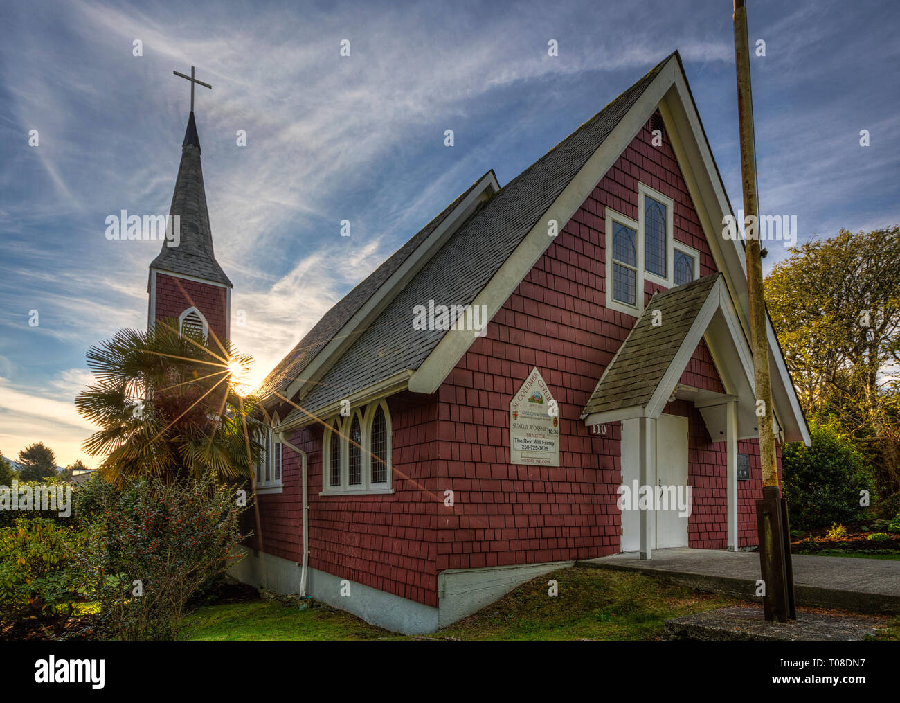 Situé sur la 2e rue dans la petite ville de Tofino, Colombie-Britannique, sur l'île de Vancouver, vous trouverez une petite église. L'église de Saint Columba Tof Banque D'Images