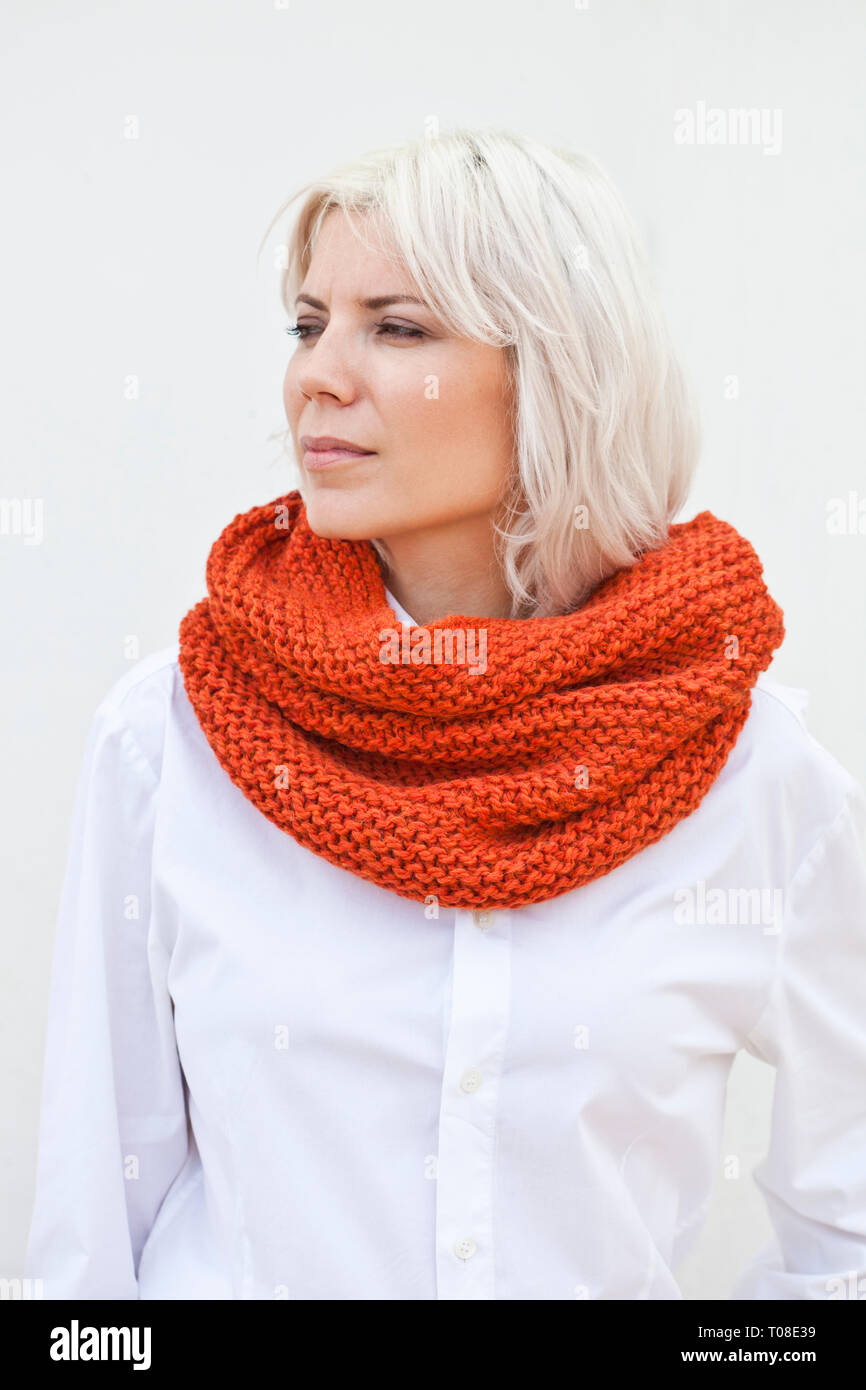 Jolie jeune femme en laine orange chaud snood tricoté écharpe Photo Stock -  Alamy