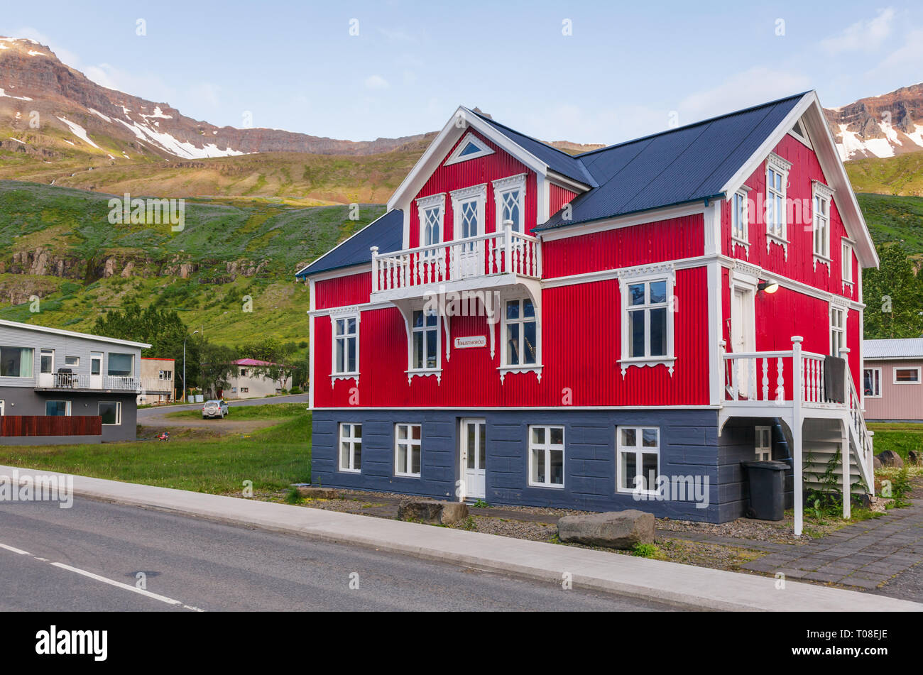 Seydisfjordur, Islande - 1 août 2015 : blanc et rouge de la construction de l'école de musique sur la rue Austurvegur Banque D'Images