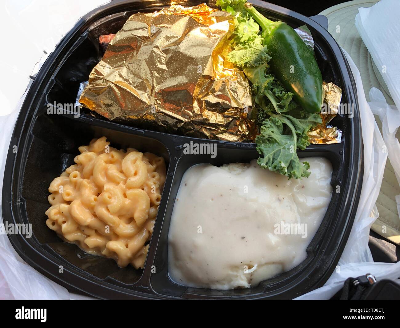 Assiette à steak à emporter avec des portions de macaroni, de fromage et de  purée de pommes de terre Photo Stock - Alamy