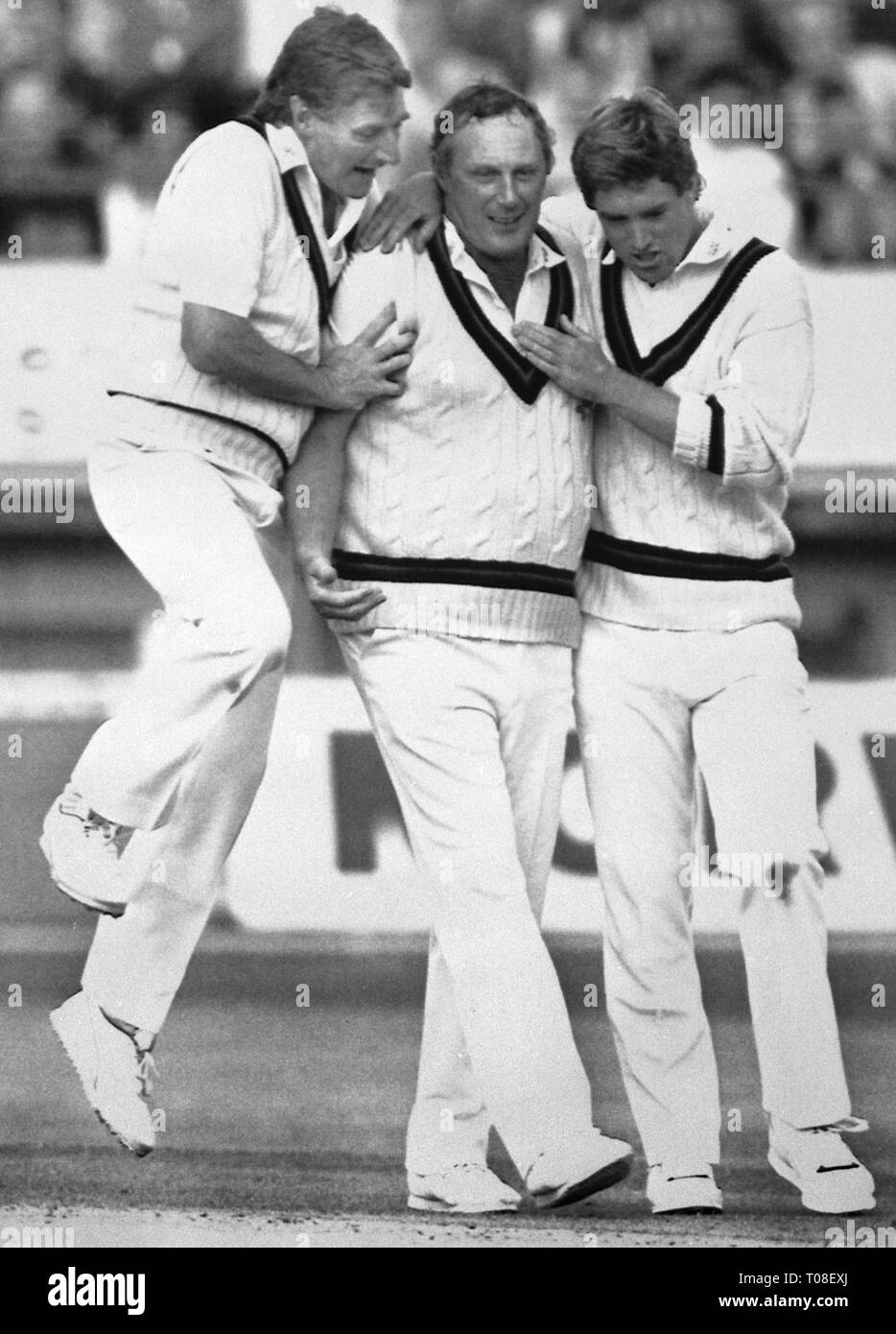 Lancashire skipper David Hughes (l) et Andy Hayhurst (r) félicite Jack Simmons après le guichet de Phil Neale est allé pour 42 dans la finale de la coupe d'assurance de refuge contre le Worcestershire à Edgbaston. *UK CH. SEULEMENT. **Dp/COPIE NEG. ***Bélinographe Banque D'Images