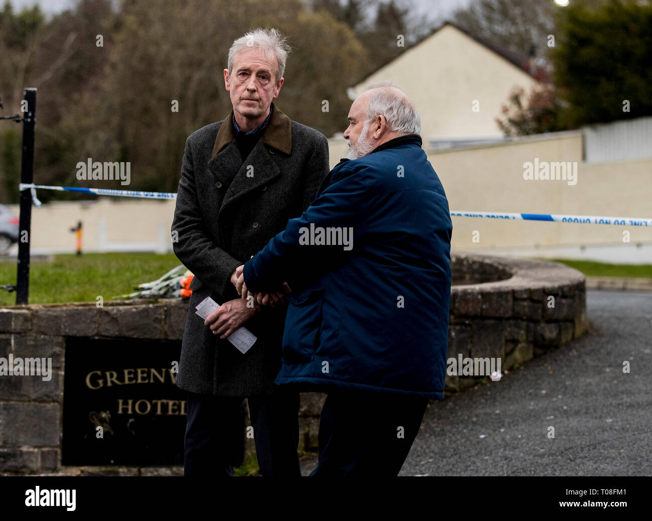 Michael McElhattaon (à gauche), propriétaire de l'hôtel Greenvale à Cookstown Co. Tyrone en Irlande du Nord, où trois jeunes personnes sont mortes lors d'une fête qui a été organisée à l'hôtel le soir de la St Patrick, est réconfortée acheter du Sinn Fein Francie Molloy après une conférence de presse McElhattaon a appelé à l'extérieur de l'hôtel. Banque D'Images