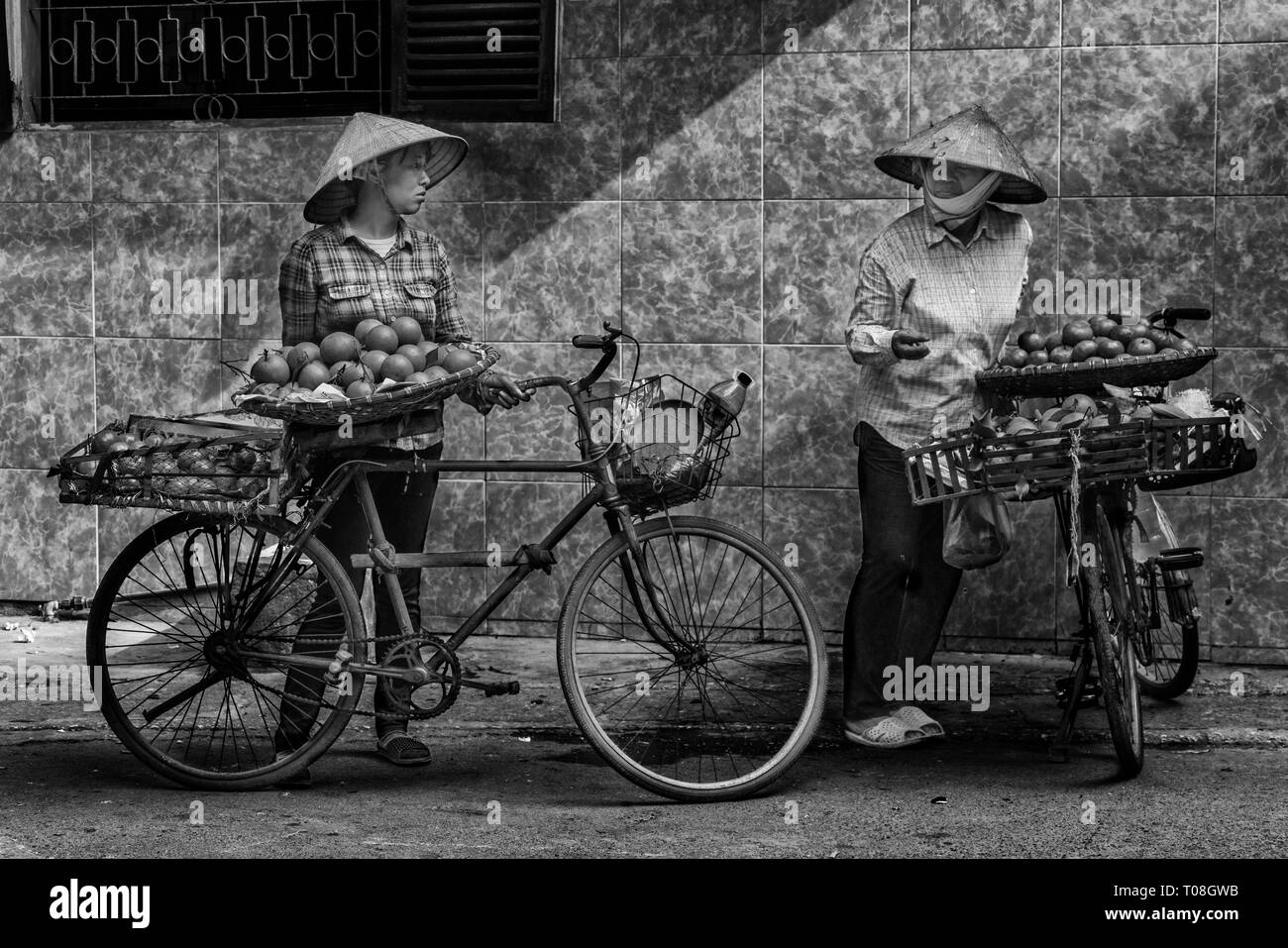 Deux vendeurs de légumes avec des bicyclettes chatting Banque D'Images