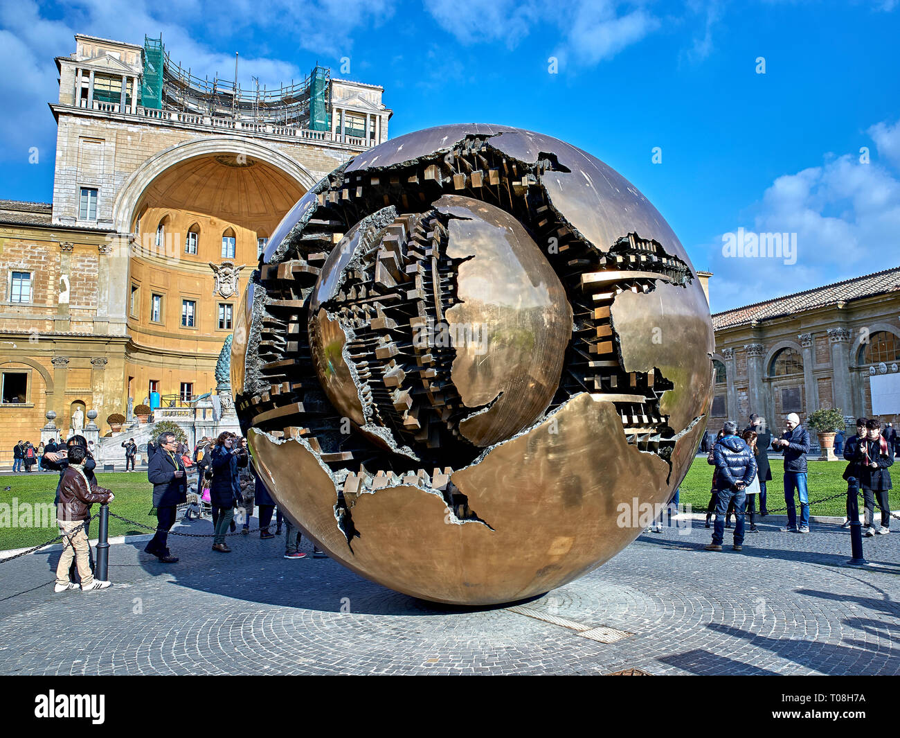 Dans la sphère sphère, également connu sous le nom de Sfera Sfera con, est une série de sculptures créées par le sculpteur Arnaldo Pomodoro Banque D'Images