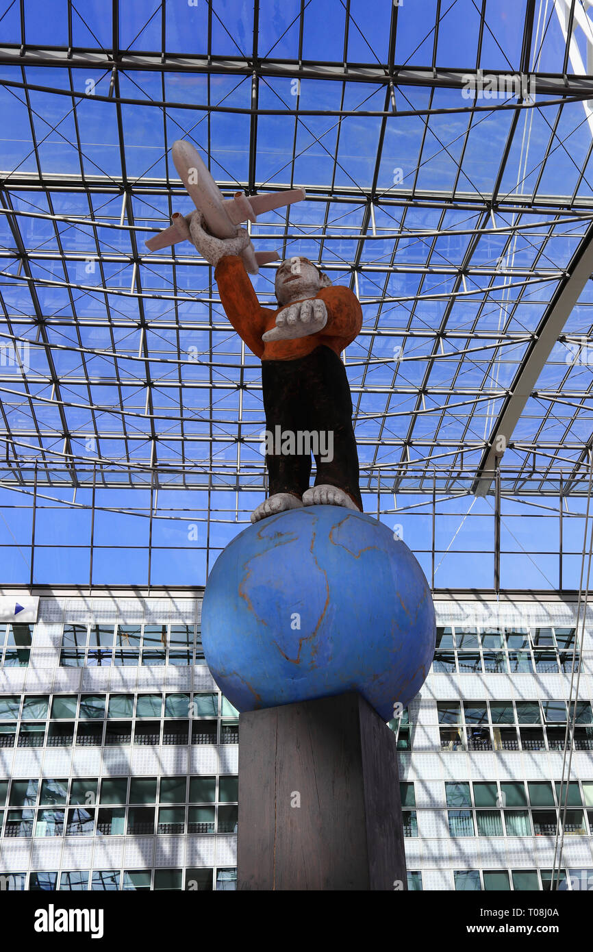 MUNICH, Bavière, Allemagne - 13 mars 2019 : Exposition d'oeuvres d'art à l'aéroport de Munich. La grande sculpture 'fly' réalisé par l'artiste Lothar exposés en public Seruset Banque D'Images