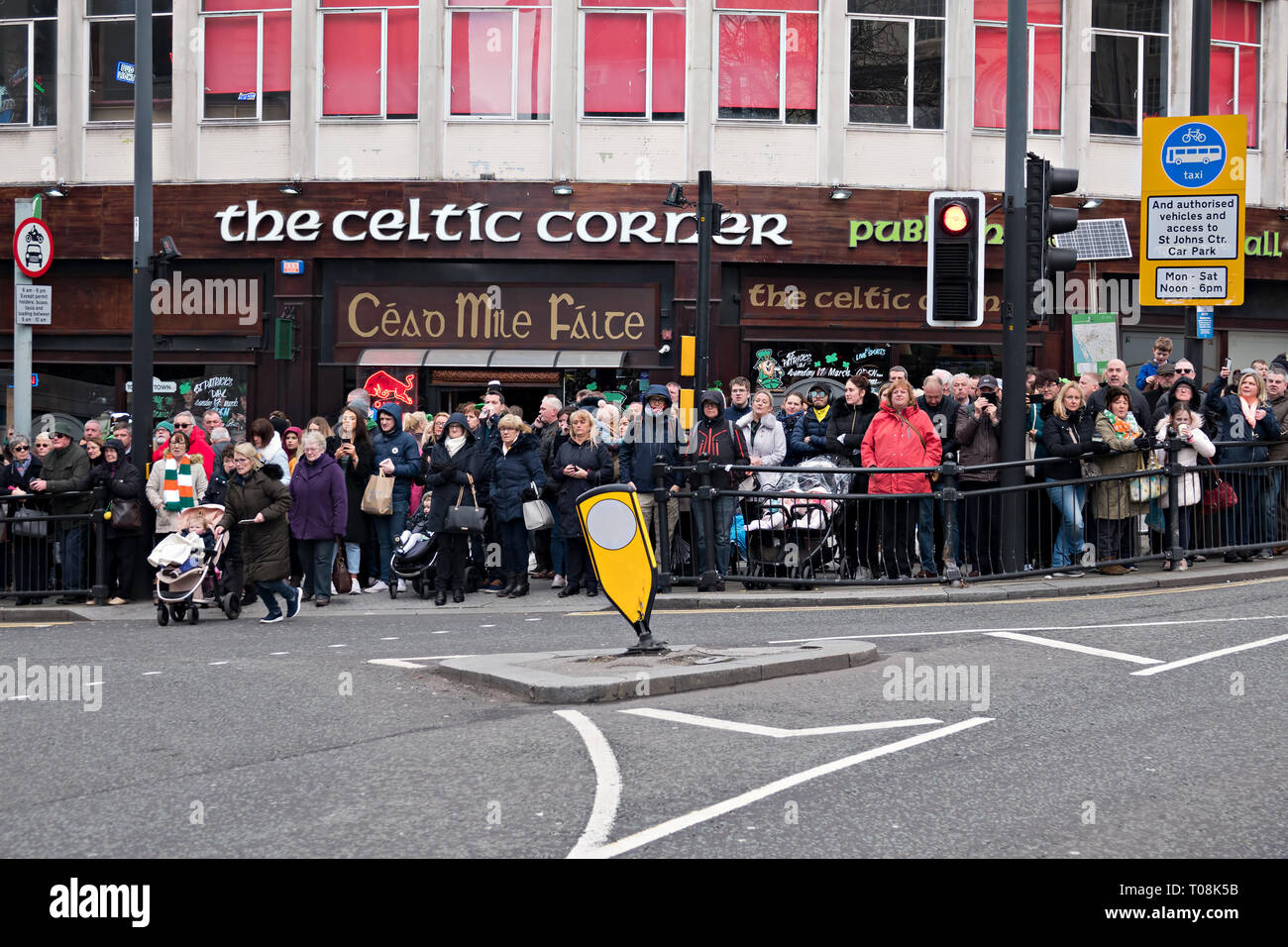 Des foules de gens attendent de voir la parade passer par sur St Patrick's Day à Liverpool UK. Banque D'Images