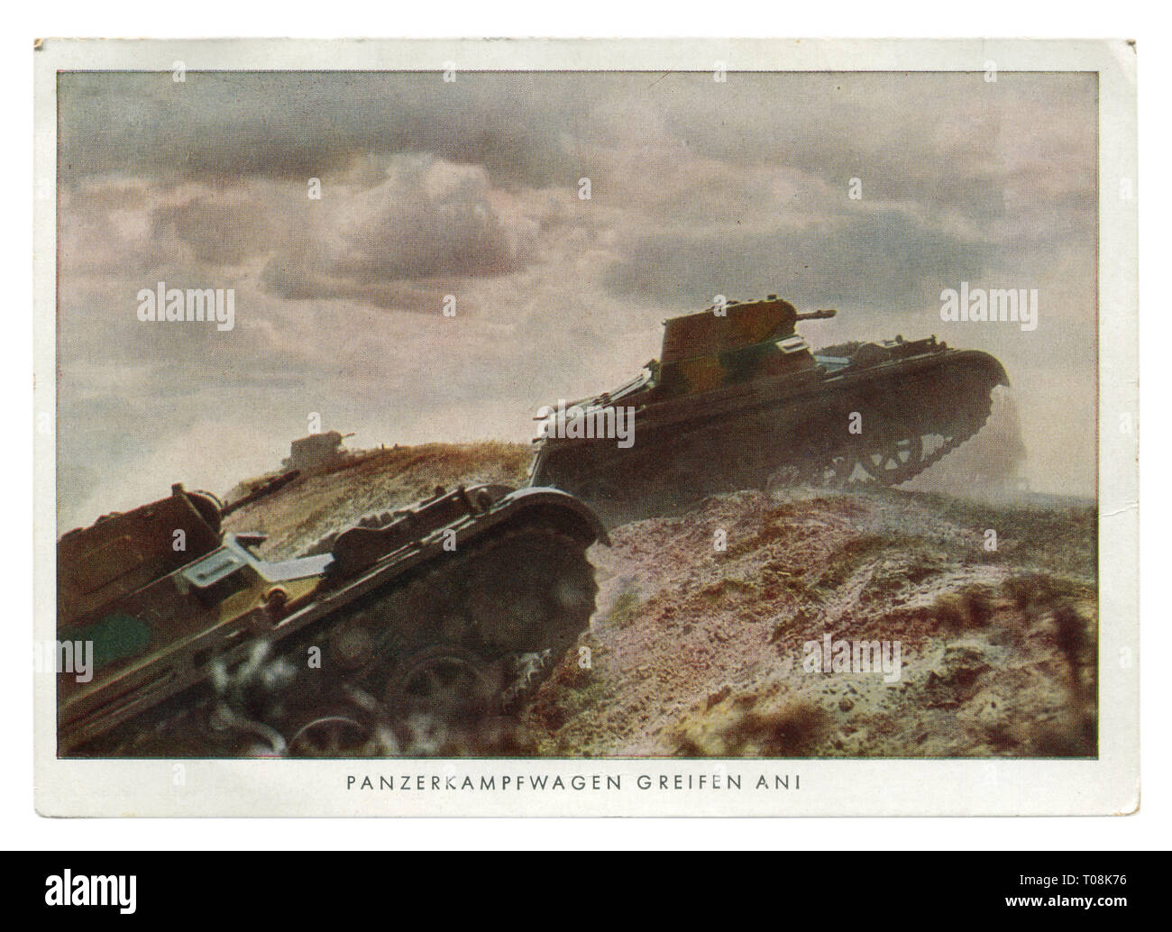 Carte postale historique allemand de chars légers : Panzer PzKpfw I avec sa paire de mitrailleuses dans les tours de surmonter un obstacle en terre contre le sombre ciel bleu Banque D'Images