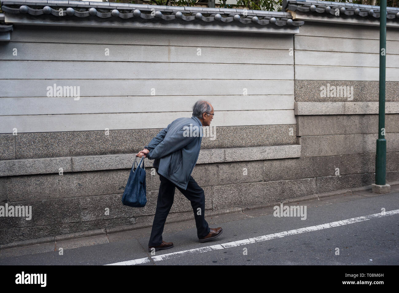 23.12.2017, Kansai, Kyoto, Japon - un homme porte un sac de magasinage d'une rue. 0SL171223D080CAROEX.JPG [communiqué de modèle : Non, des biens : non Banque D'Images