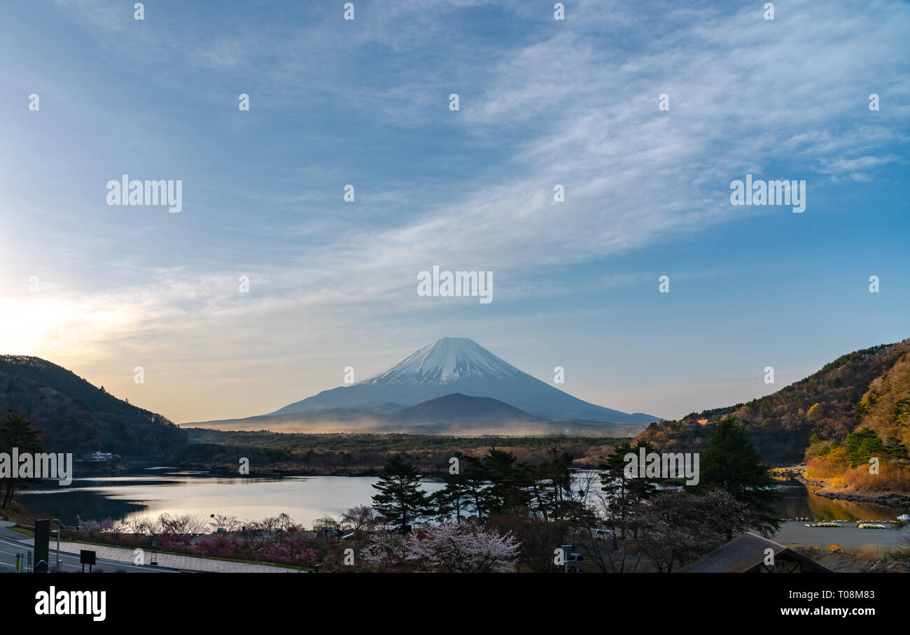 Paysage du Mont Fuji avec sable fin naturel voler en l'air. Le monde du patrimoine. voir au lac Shoji ( Shojiko ) dans la matinée. Cinq Fuji Lake Banque D'Images