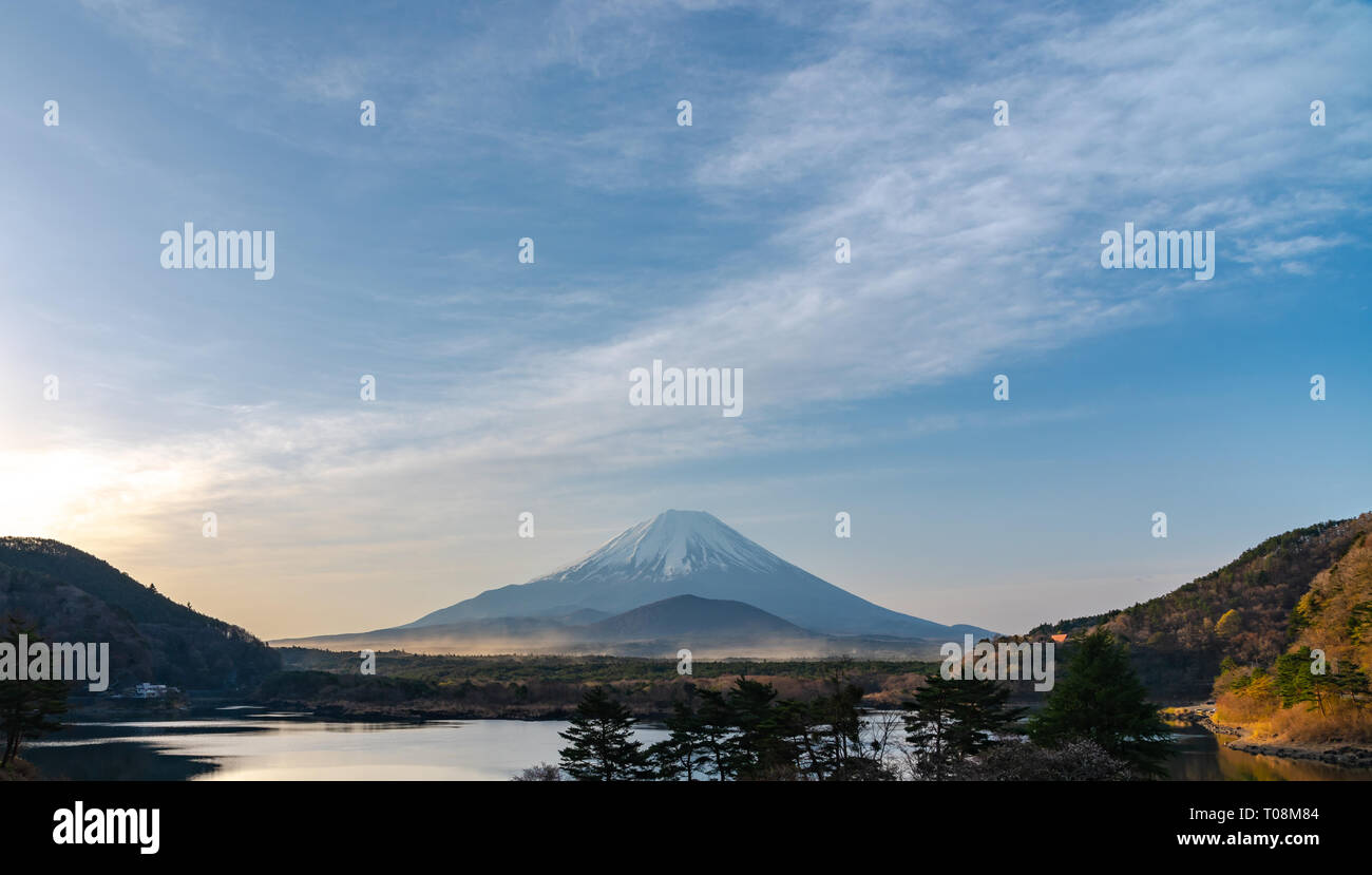 Paysage du Mont Fuji avec sable fin naturel voler en l'air. Le monde du patrimoine. voir au lac Shoji ( Shojiko ) dans la matinée. Cinq Fuji Lake Banque D'Images