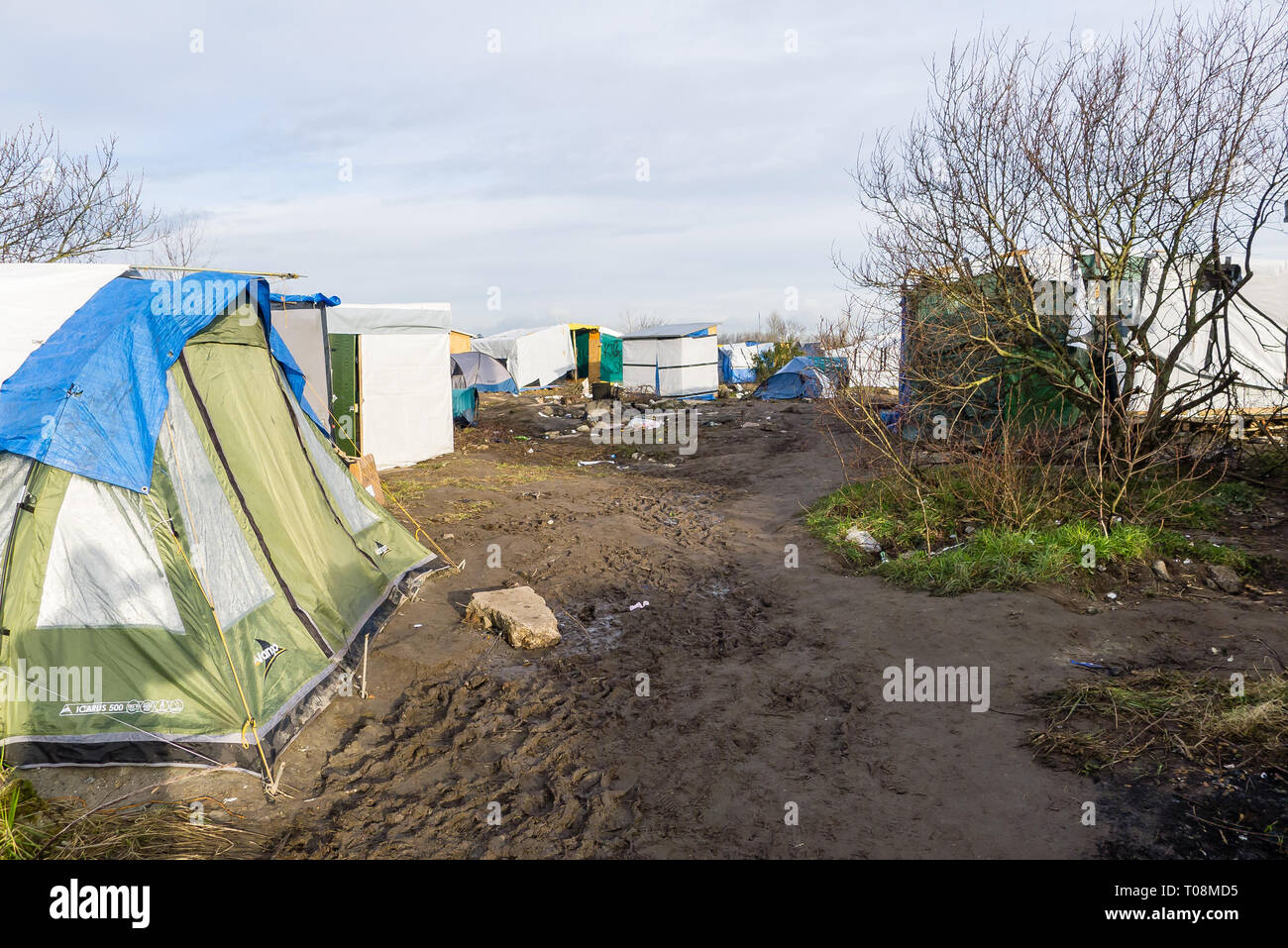 Artère boueuse à Calais migrants Jungle Camp, photographié le 11 février 2016 quelques semaines avant le camp d'être démantelée par les autorités et, par la suite, d'autres détruites par le feu. Les photos ont été prises le matin (0900 à 1020 heures, heure locale - Dossier : GMT), lorsque la voie du camp ont été relativement calme. Copyright ©Ian Wray Banque D'Images