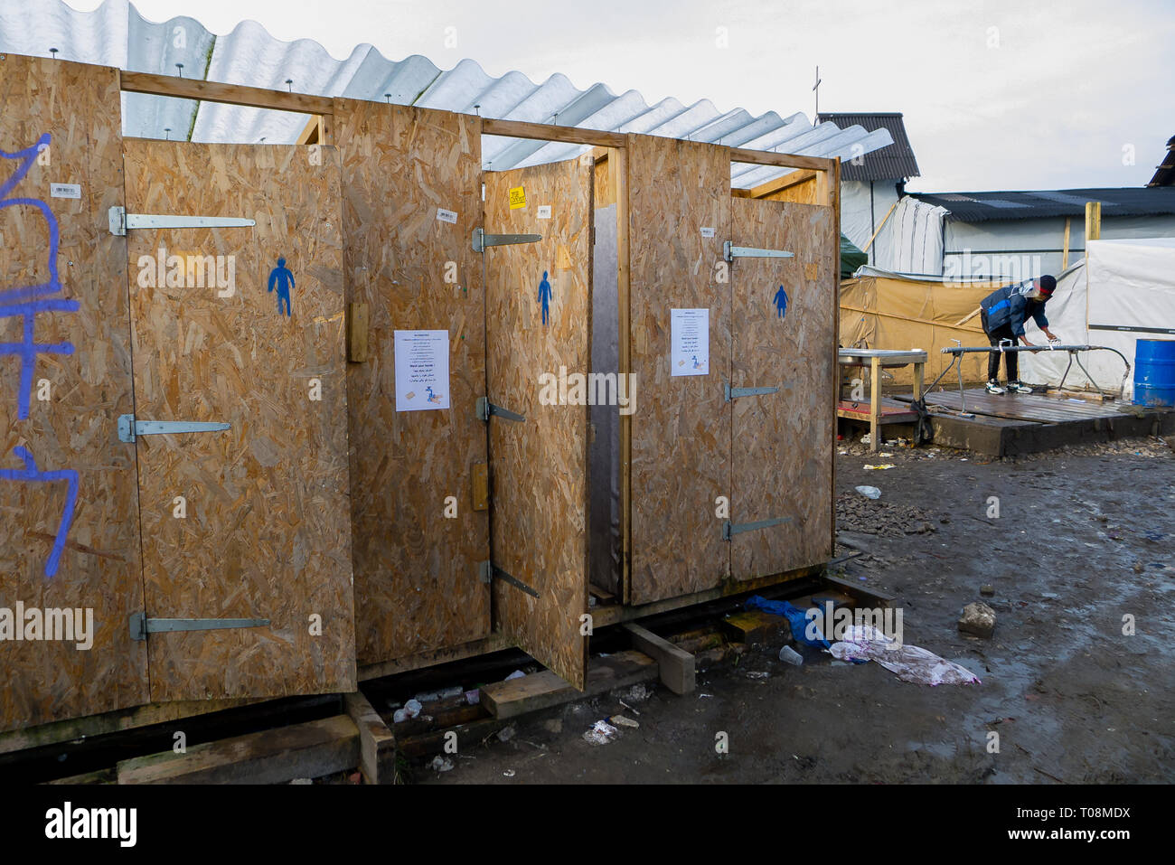 Calais migrants jungle camp de toilettes, photographié le 11 février 2016 quelques semaines avant le camp d'être démantelée par les autorités et, par la suite, d'autres détruites par le feu. Les photos ont été prises le matin (0900 à 1020 heures, heure locale - Dossier : GMT), lorsque la voie du camp ont été relativement calme. Copyright ©Ian Wray Banque D'Images