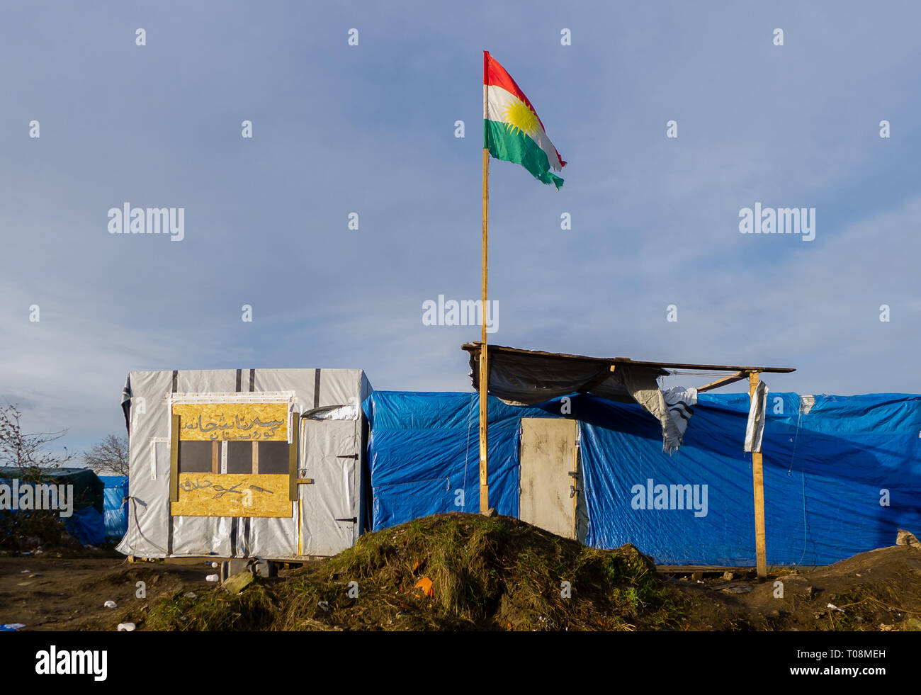 Calais migrants Jungle Camp, bâtiment de fortune avec drapeau kurde, photographié le 11 février 2016 quelques semaines avant le camp d'être démantelée par les autorités et, par la suite, d'autres détruites par le feu. Les photos ont été prises le matin (0900 à 1020 heures, heure locale - Dossier : GMT), lorsque la voie du camp ont été relativement calme. Copyright ©Ian Wray Banque D'Images