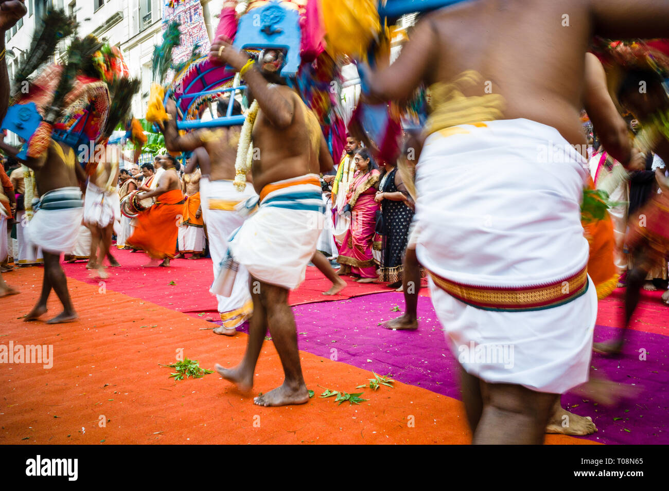 Sur Ganesh Chaturthi festival à Paris, les hommes dansent dans la rue portant sur leurs épaules un fardeau en bois décoré de plumes de paon (kavadi). Banque D'Images
