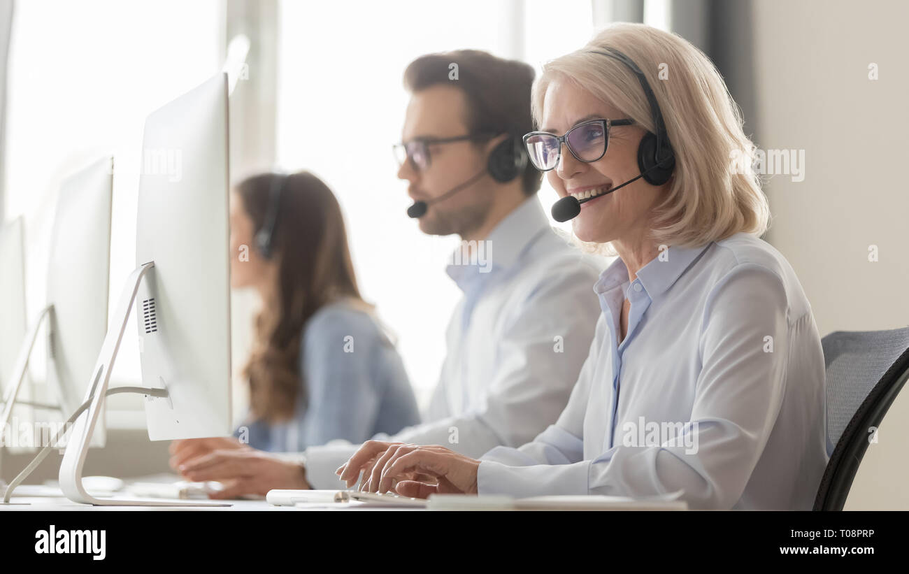 Jeune femme souriante agent de centre d'appels dans le casque consulting Banque D'Images