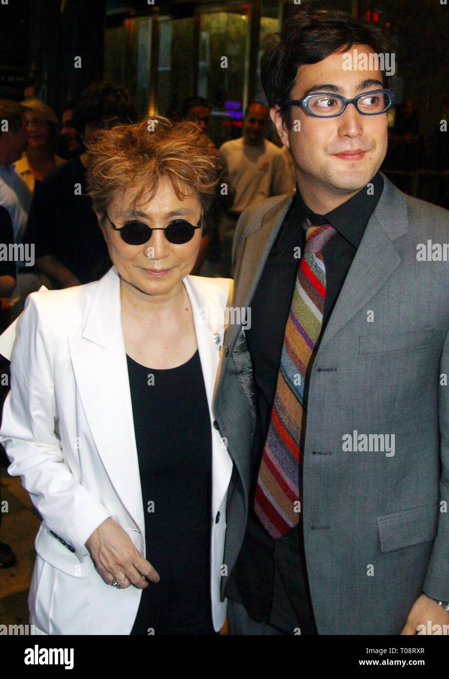 YOKO ONO ET SON FILS SEAN LENNON ROBIN WILLIAMS EN DIRECT SUR BROADWAY AT THE THÉÂTRE DE BROADWAY À NEW YORK CITY 07/14/02 Photo de John Barrett/PHOTOlink Banque D'Images