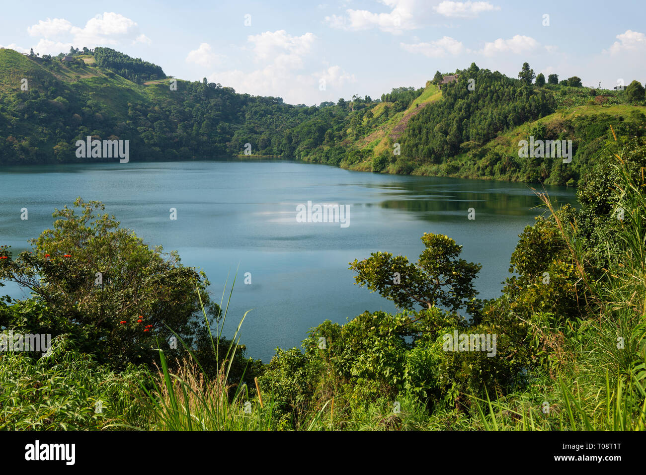 Voir d'Nyinabulitwa Crater Lake situé à proximité de la forêt de Kibale National Park, au sud-ouest de l'Ouganda, l'Afrique de l'Est Banque D'Images