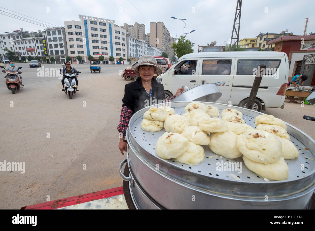 Vendeur de rue vendent des produits alimentaires, Jianshui, marché de la province de Yunnan, Chine Banque D'Images