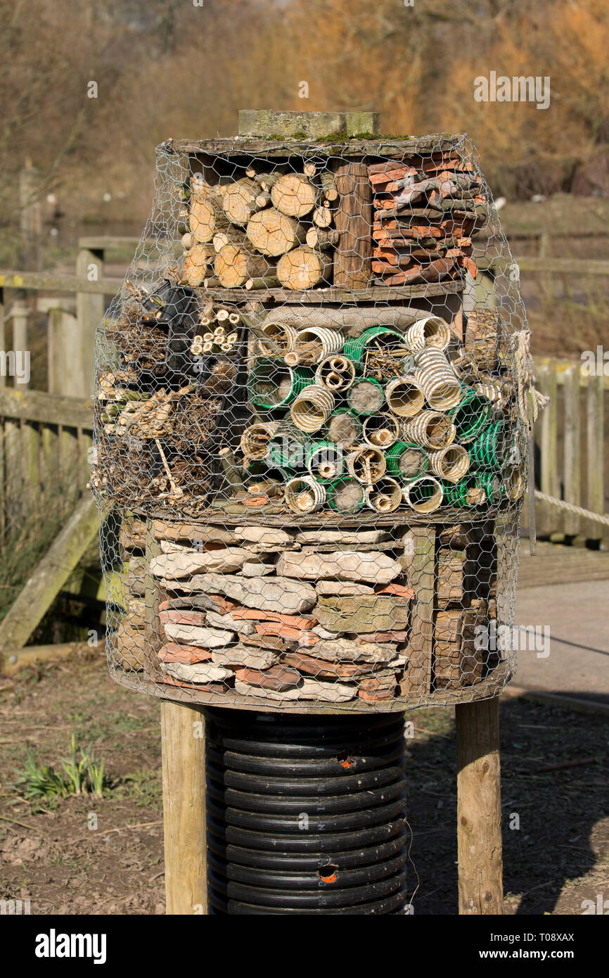 Insecte ou bug hôtel construit en utilisant une variété de matériaux, y compris en pierres sèches, de sciage et de cadres de bois à l'affectation des terres humides et la sauvagine, Slim Banque D'Images