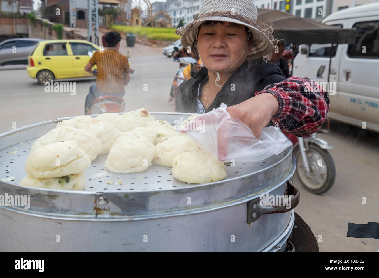 Vendeur de rue vendent des produits alimentaires, Jianshui, marché de la province de Yunnan, Chine Banque D'Images