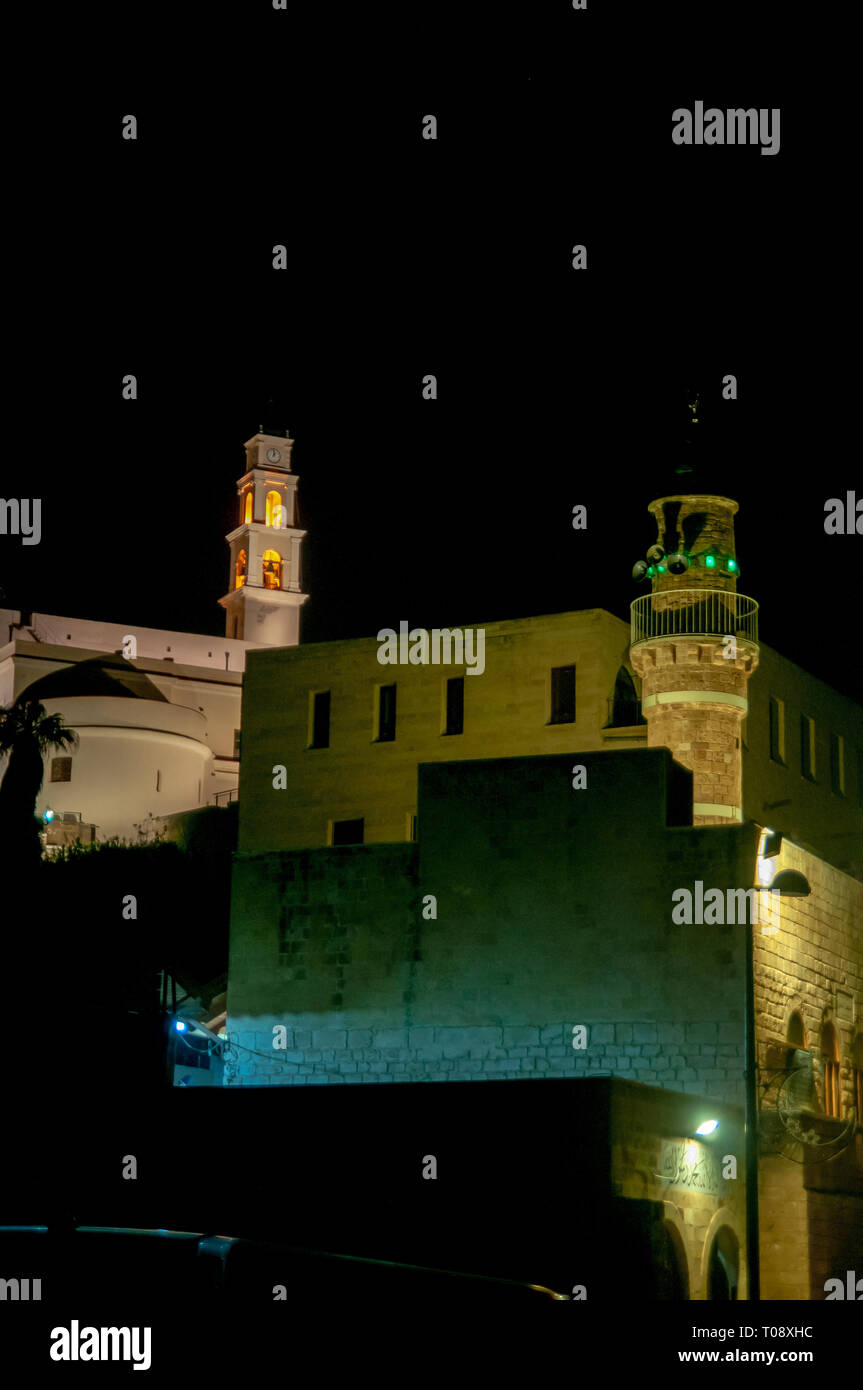 La vieille ville de Jaffa, à l'aube. L'allumé beffroi de l'église St Pierre au centre Banque D'Images