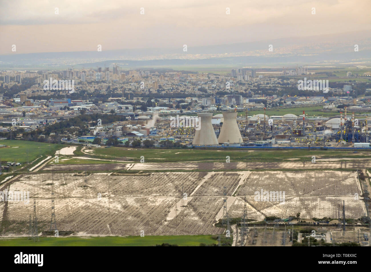 L'usine pétrochimique et des raffineries de pétrole. Photographié dans la baie de Haïfa, Israël Banque D'Images
