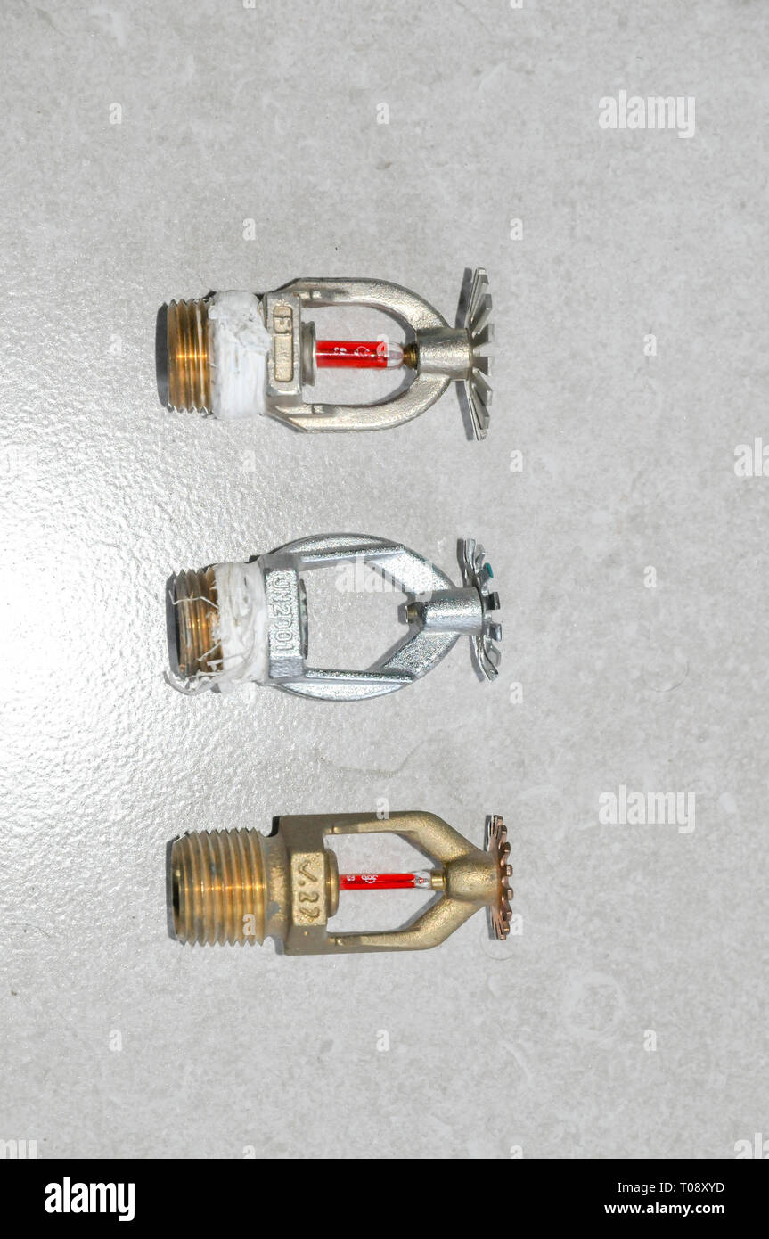 Trois variétés de gicleurs automatiques sur fond blanc Banque D'Images