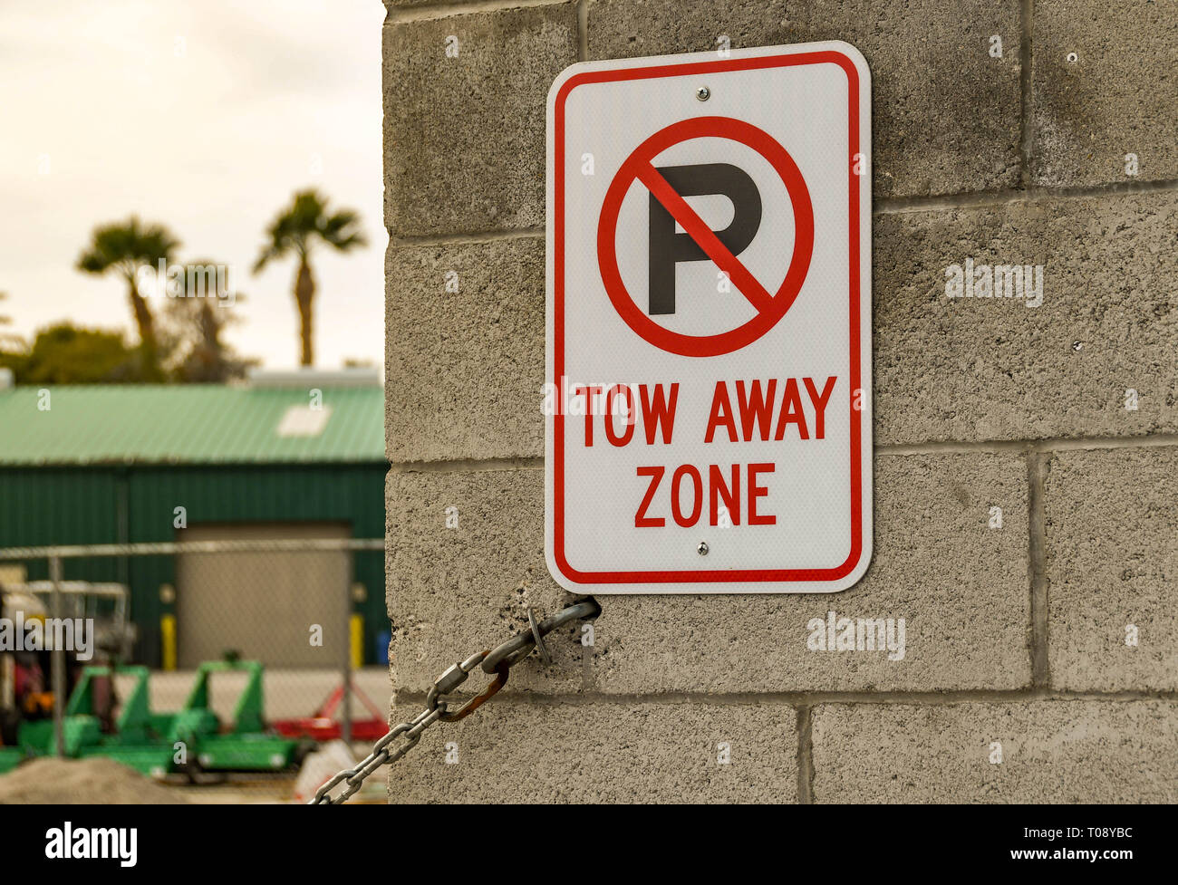 LAS VEGAS, NV, USA - Février 2019 : Remorquer le signe extérieur de l'entrée d'un local industriel à Las Vegas. Banque D'Images LAS VEGAS, NV, USA - Février 2019 : Remorquer le signe extérieur de l'entrée d'un local industriel à Las Vegas. Banque D'Images