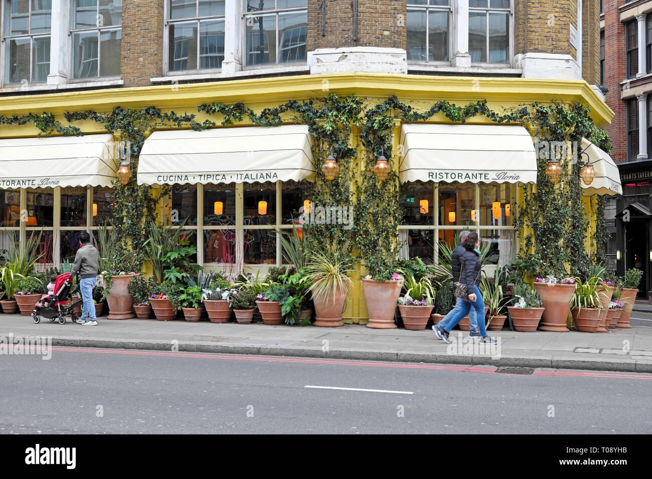 Gloria Italian restaurant extérieur avec un pot sur l'Est de Londres restaurant à Great Eastern Street Shoreditch est de Londres Angleterre Royaume-uni . KATHY DEWITT Banque D'Images