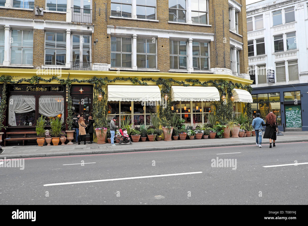 Gloria Italian restaurant extérieur avec un pot sur l'Est de Londres restaurant à Great Eastern Street Shoreditch est de Londres Angleterre Royaume-uni . KATHY DEWITT Banque D'Images