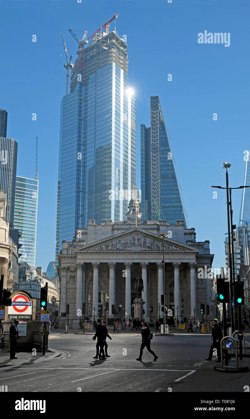 22 Bishopsgate grand bâtiment en construction surplombant la Royal Exchange et la Bank of England, City of London UK Europe KATHY DEWITT Banque D'Images