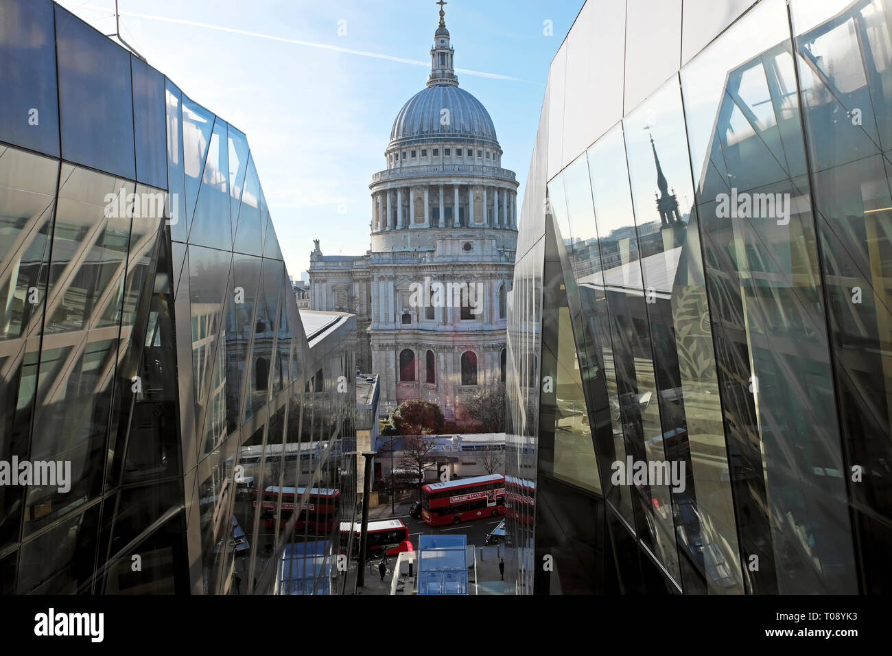 Une vue de la Cathédrale St Paul dome de l'ascenseur d'un nouveau changement et une vue sur la rue et de trafic ci-dessous à Londres UK KATHY DEWITT Banque D'Images