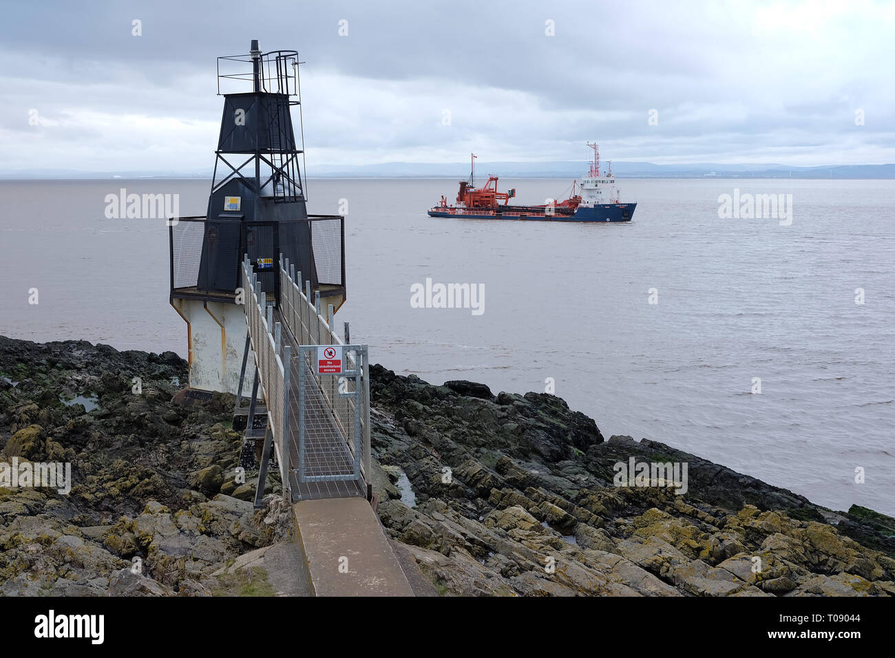 Mars 20190 navire dragage gravier passant pile Portishead, North Somerset Banque D'Images