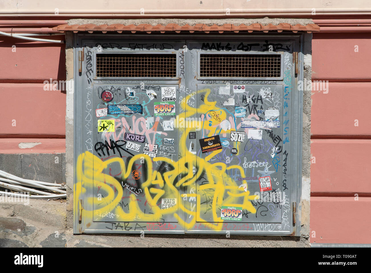 Compteur de gaz avec niche graffiti sur pedamentina's stairs Banque D'Images