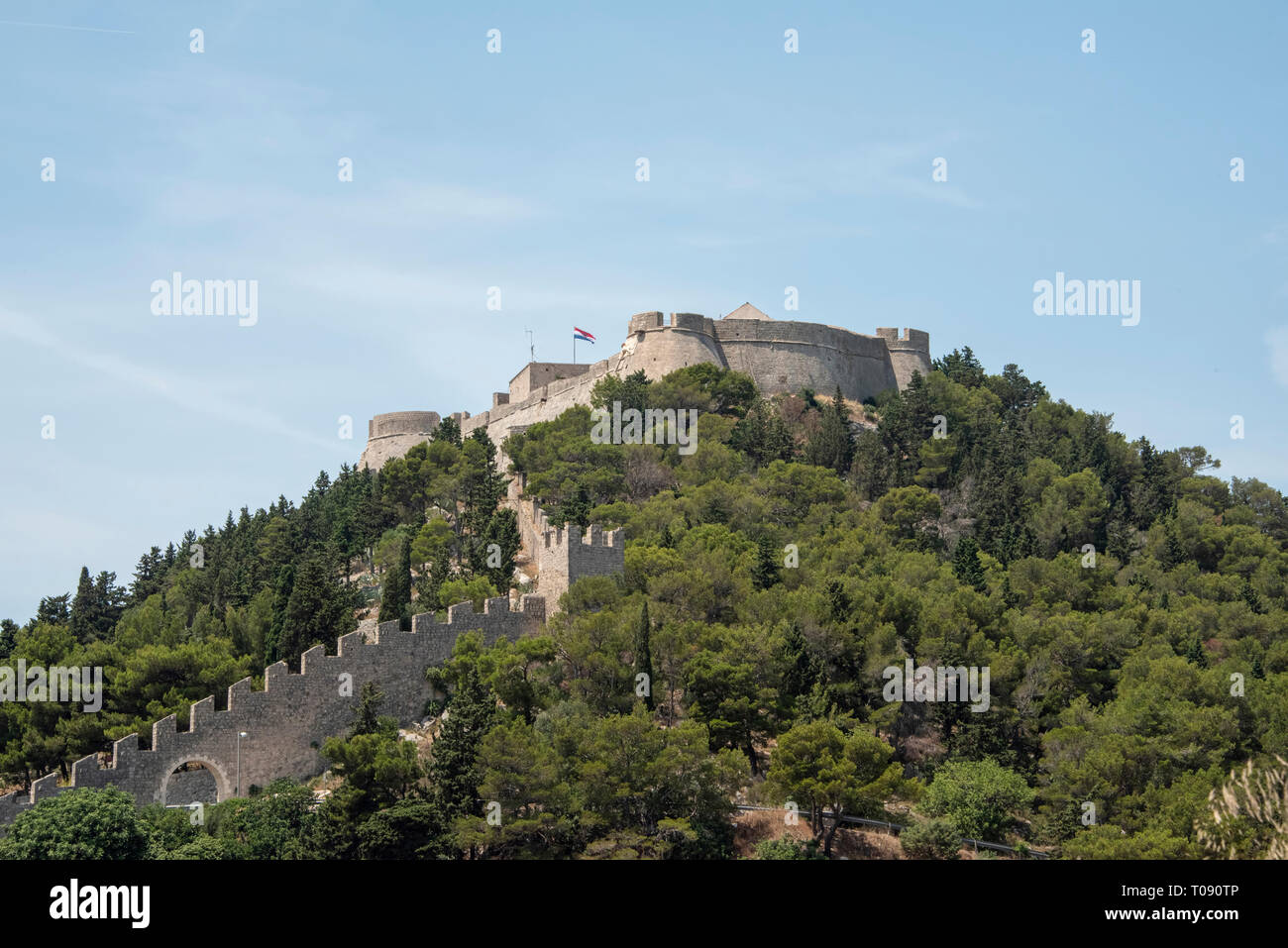 La Croatie, Hvar - Juin 2018 : la forteresse espagnole assis sur la colline au-dessus de la vieille ville Banque D'Images