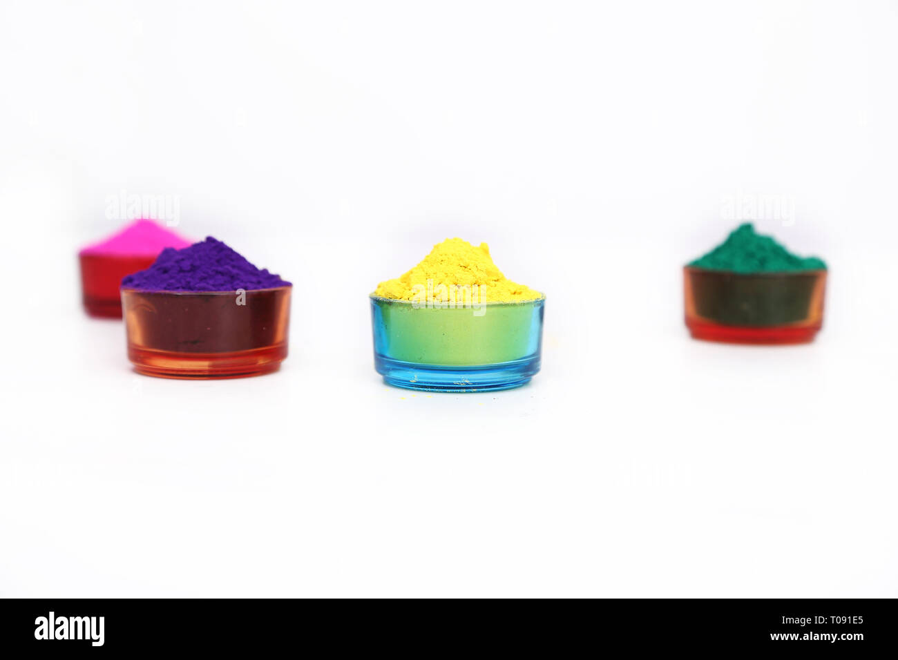 Photo de couleur organique pour le plaisir. holi Isolé sur le fond blanc. Banque D'Images