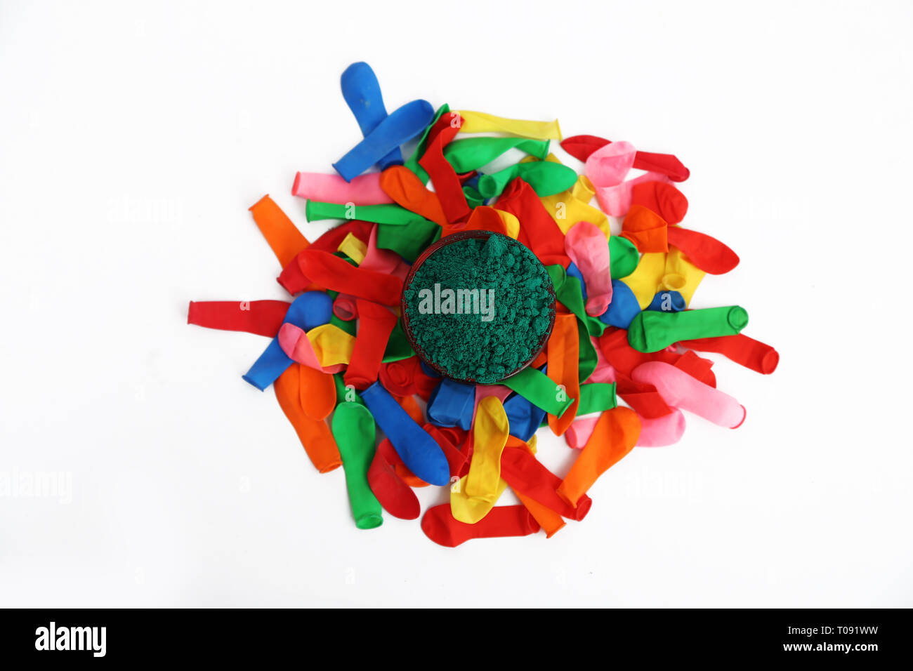 Portrait de couleur verte et de nombreux ballons d'eau pour holi festival. Isolé sur le fond blanc. Banque D'Images
