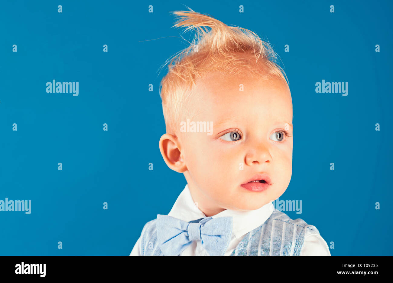 Mes Cheveux Parle De Lui Meme Des Cheveux En Bonne Sante Conseils Pour Les Enfants Petit Enfant Avec Haut Coupe De Cheveux Petit Enfant Avec Coupe Courte Garcon Enfant Avec Photo Stock Mes Cheveux Parle De Lui Meme Des Cheveux En Bonne Sante Conseils Pour Les Enfants Petit Enfant Avec Haut Coupe De Cheveux Petit Enfant Avec Coupe Courte Garcon Enfant Avec Photo Stock