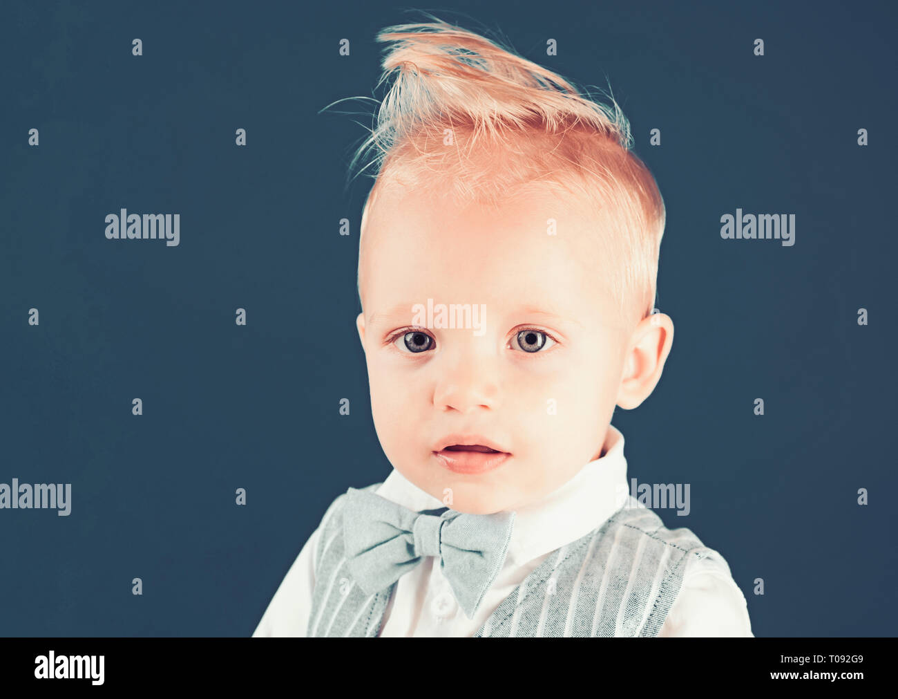 Coupe de cheveux, toujours dans le style. Petit enfant avec haut coupe