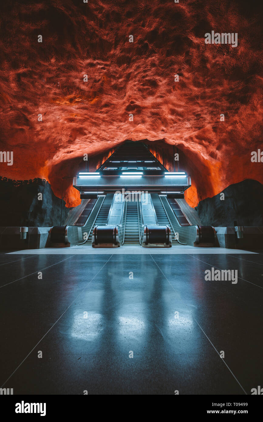 11 novembre, 2017 - Stockholm, Suède : Grand angle de vue de la station de métro moderne vide dans le célèbre système de métro de Stockholm Tunnelbana, Suède, Scandinavie Banque D'Images