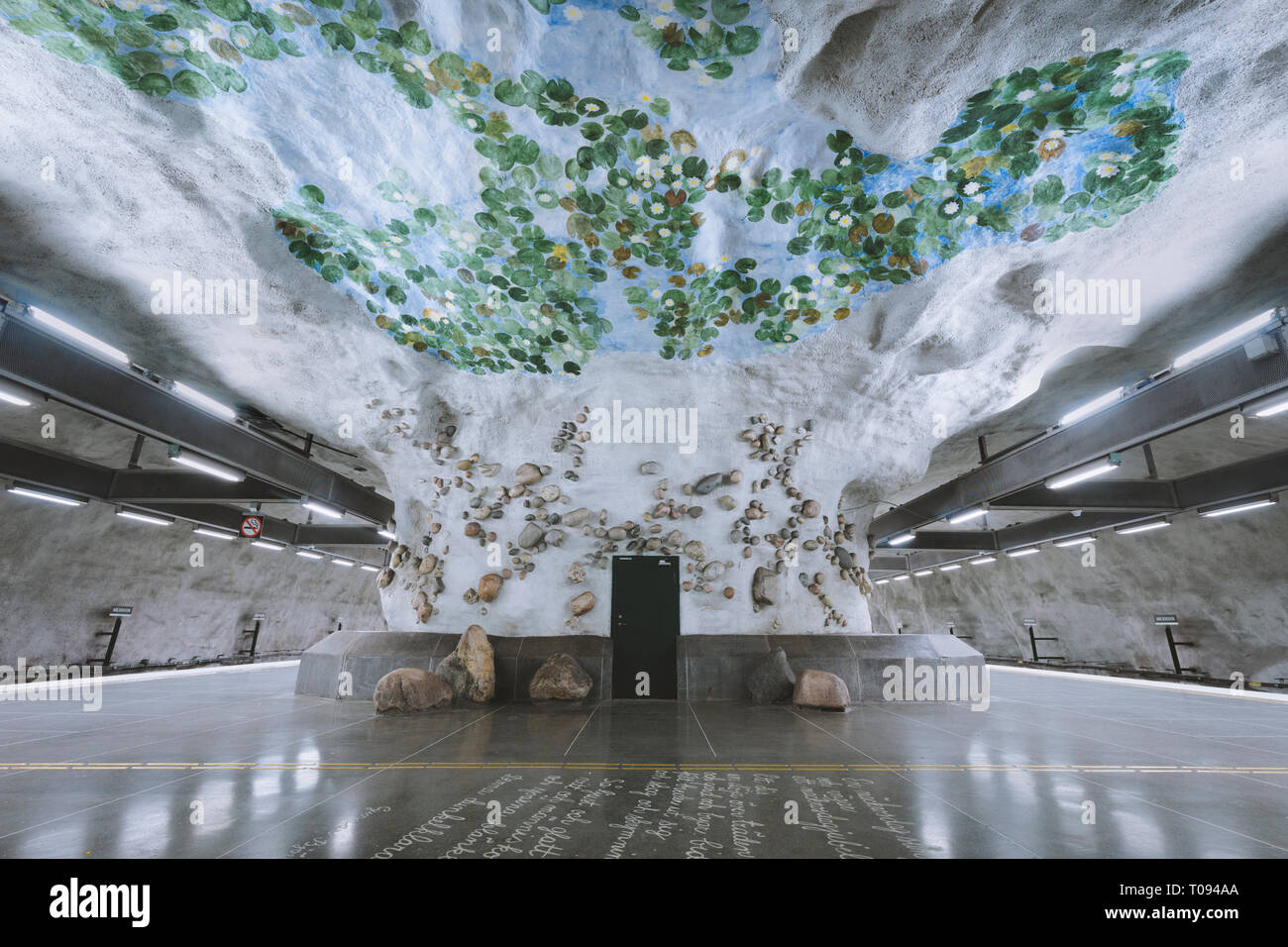 11 novembre, 2017 - Stockholm, Suède : Grand angle de vue de la station de métro moderne vide dans le célèbre système de métro de Stockholm Tunnelbana, Suède, Scandinavie Banque D'Images