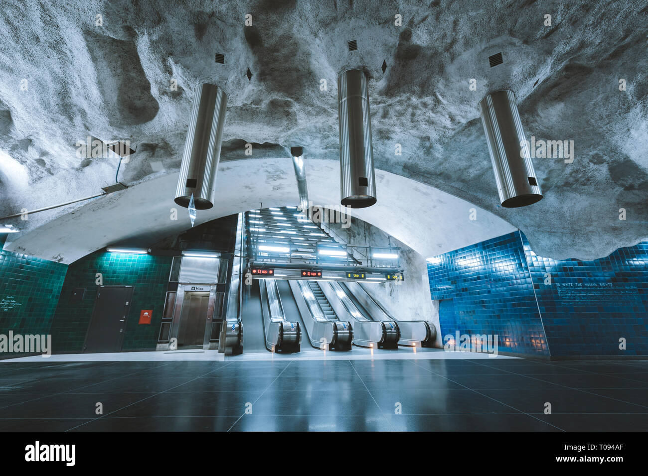 11 novembre, 2017 - Stockholm, Suède : Grand angle de vue de la station de métro moderne vide dans le célèbre système de métro de Stockholm Tunnelbana, Suède, Scandinavie Banque D'Images