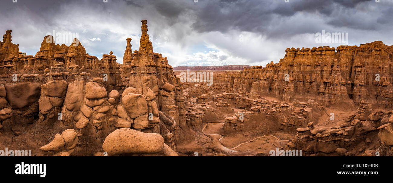 Vue panoramique de belles formations de grès hoodoos dans Goblin Valley State Park pendant un été thunder, Utah, USA Banque D'Images