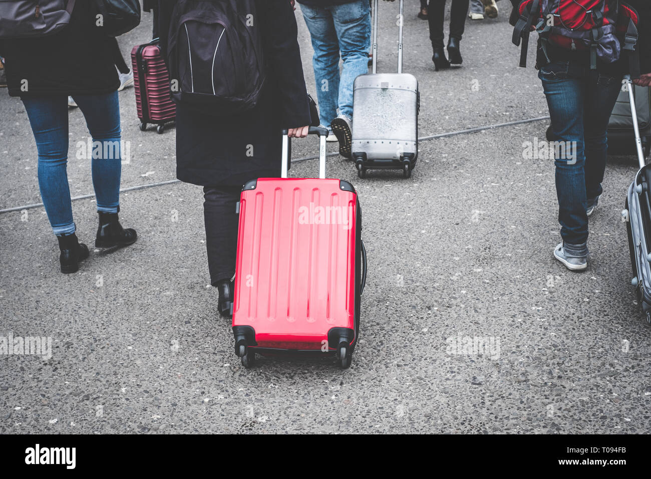 Les touristes de groupe avec le matériel roulant / valise trolley - travel concept Banque D'Images