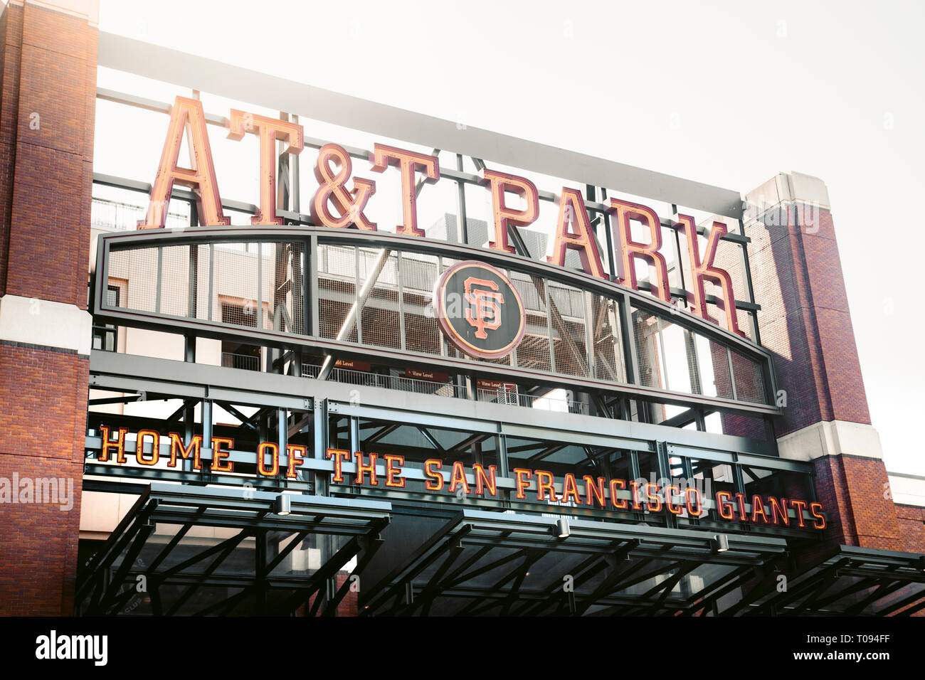 Vue panoramique de la ville historique de AT&T Park baseball park, stade des San Francisco Giants baseball professionnel franchise, sur une belle journée ensoleillée avec blu Banque D'Images