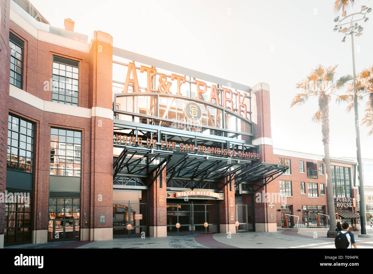 Vue panoramique de la ville historique de AT&T Park baseball park, stade des San Francisco Giants baseball professionnel franchise, sur une belle journée ensoleillée avec blu Banque D'Images