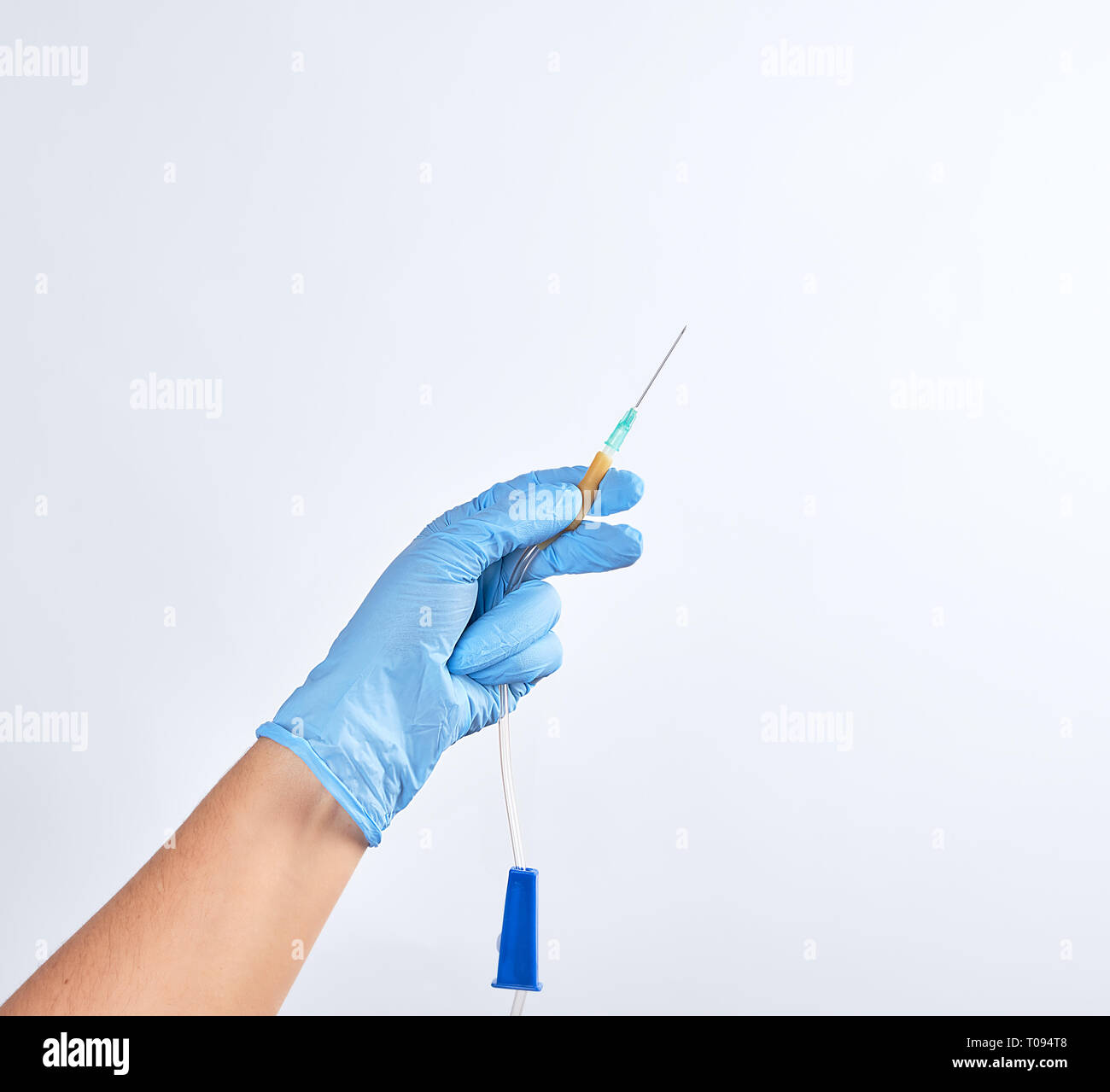 Part en bleu Gant stérile en plastique système tient compte-gouttes sur fond blanc, copy space Banque D'Images