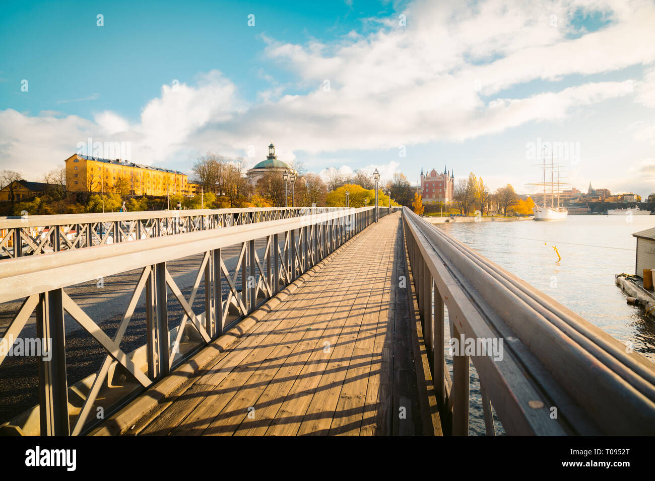 Vue panoramique du pont Skeppsholmen famou dans le centre de Stockholm dans la belle lumière du soir au coucher du soleil d'or, de la Suède, Scandinavie Banque D'Images