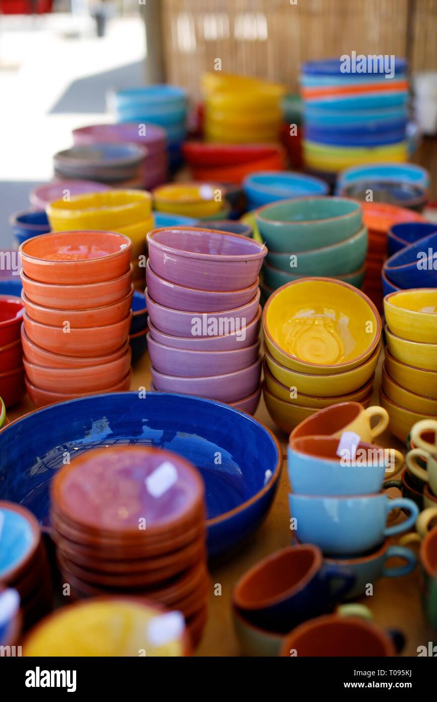 Bols de poterie artisanale coloré sur un étal du marché Banque D'Images